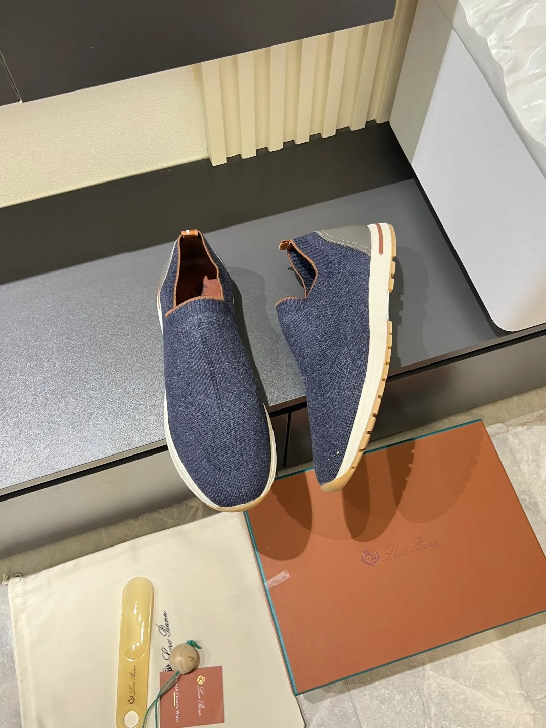 Men's Men's Shoes 💰p380 Loro Men's Shoes 💰piana/Noyo Piana 360 L Men's Shoes 💰p Flexy Walk Men's Sports Shoes These sports shoes are made of knitted wool uppers, and the heel is wrapped in smooth calf leather. Merino sheep are selected from Australia and New Zealand. The upper is machine-woven like a sweater, and then equipped with a white rubber outsole and a Kummel-colored sole. It is both beautiful and non-slip. The fabric is 100% cashmere and the insole is calf leather. It is super comfortable on the feet! Comes with full original packaging! Multiple colors available! Size: 38-44 (45 customized)